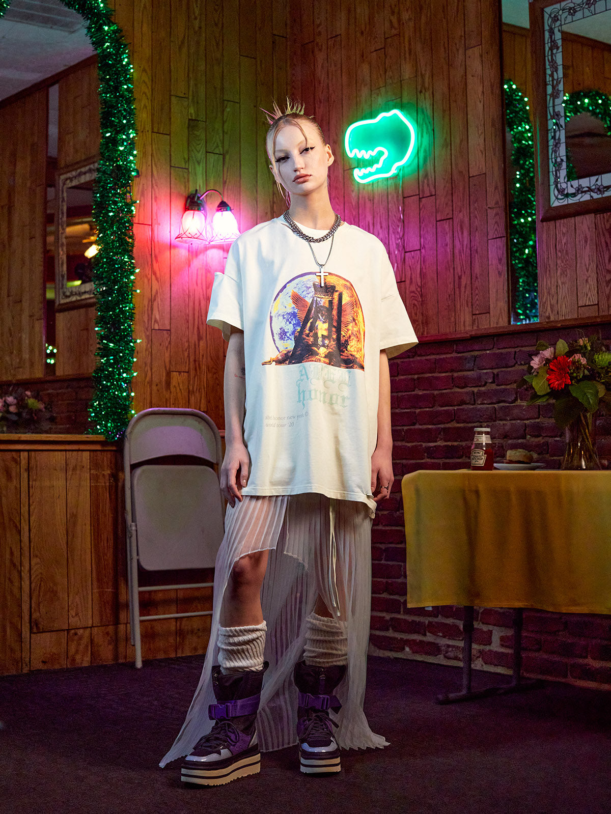 UNISEX RAVEN SHRINE DISTRESSED TEE