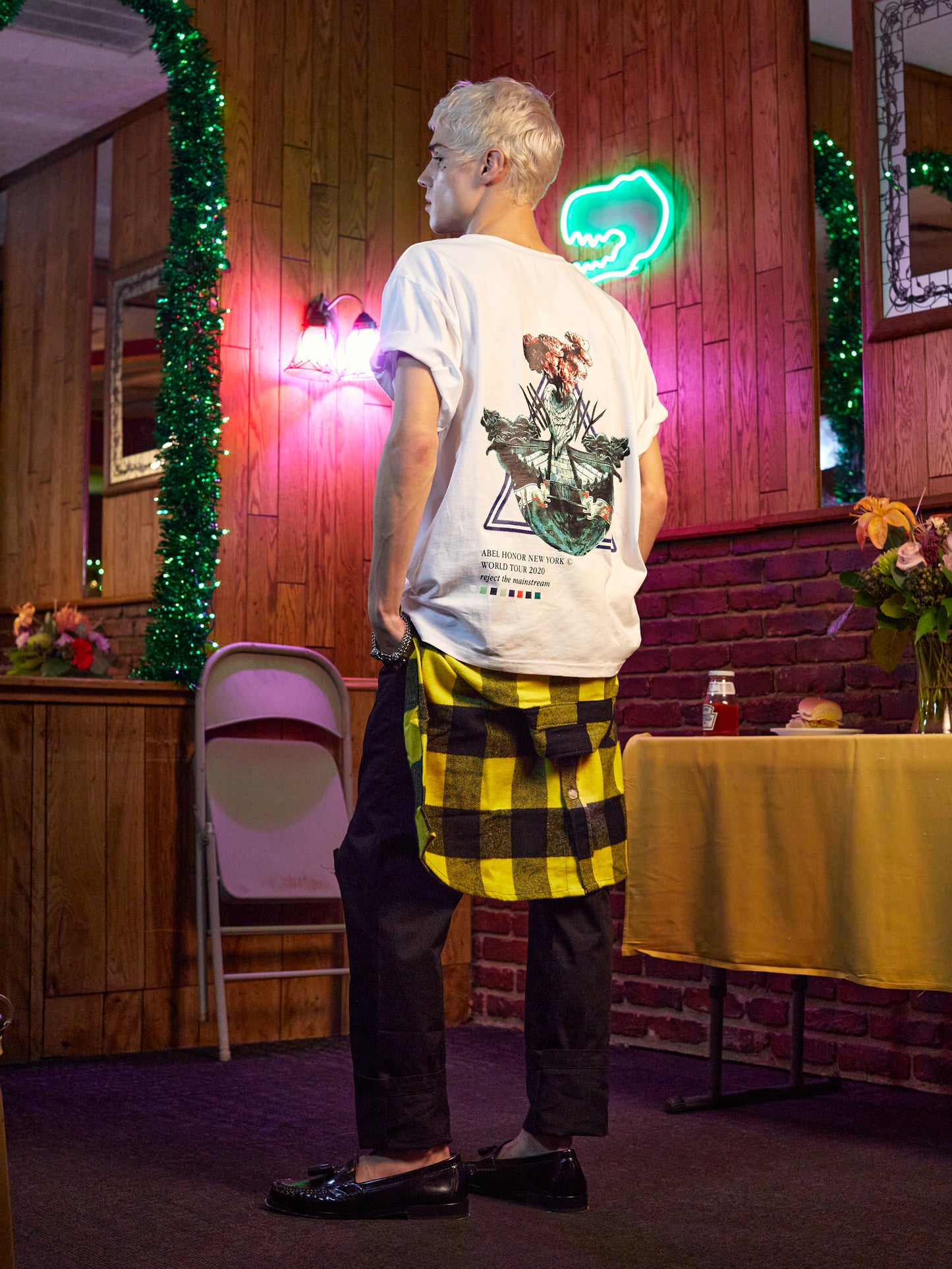 UNISEX CARNATION COIN TEE