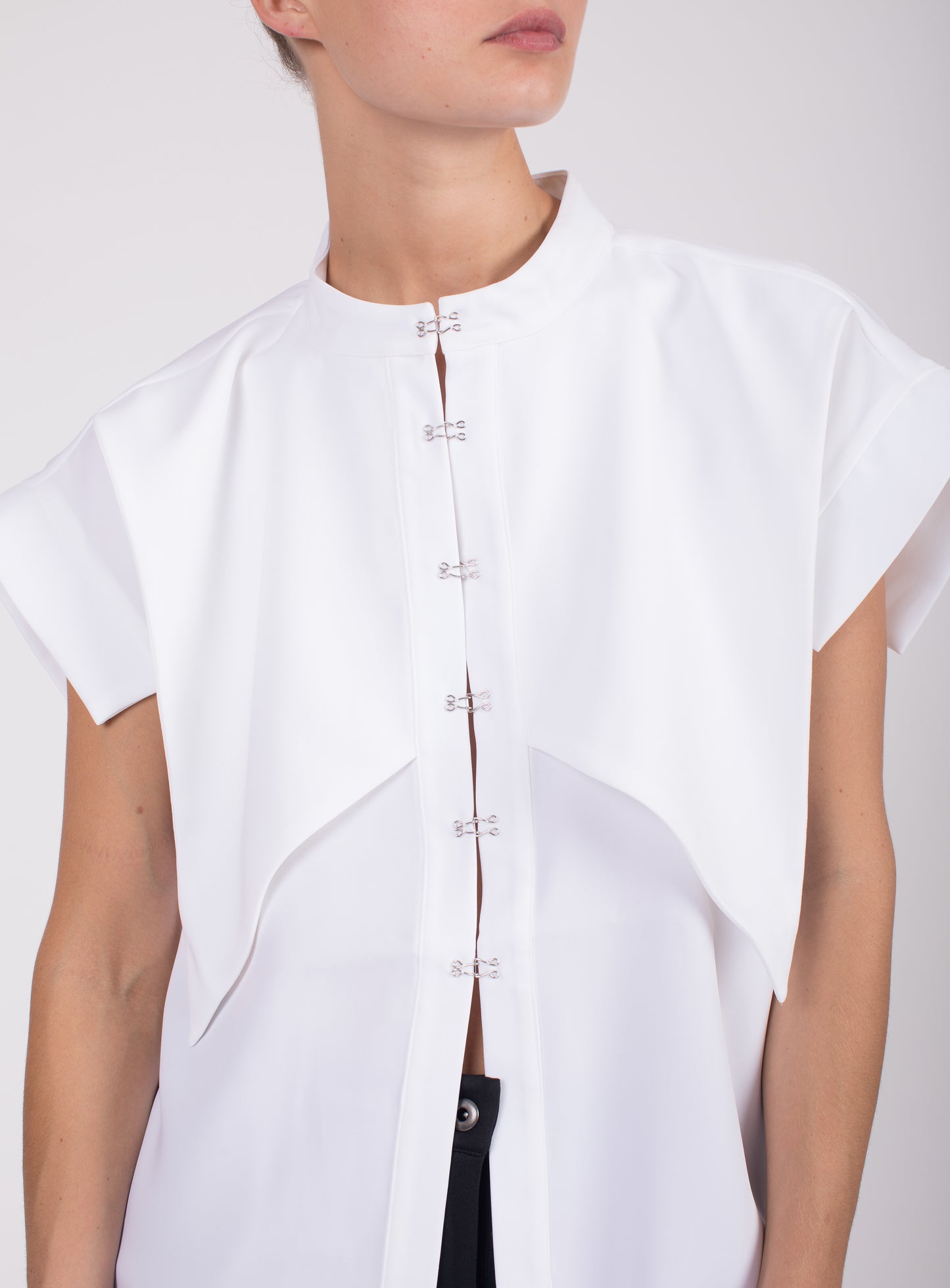 CF HOOK AND EYE SLEEVELESS TOP